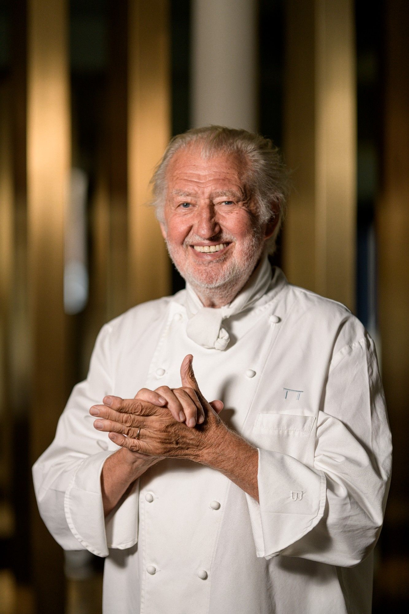 pierre-gagnaire-portrait-chef-qui-pose-face-aux-colonnes-dorees.jpg