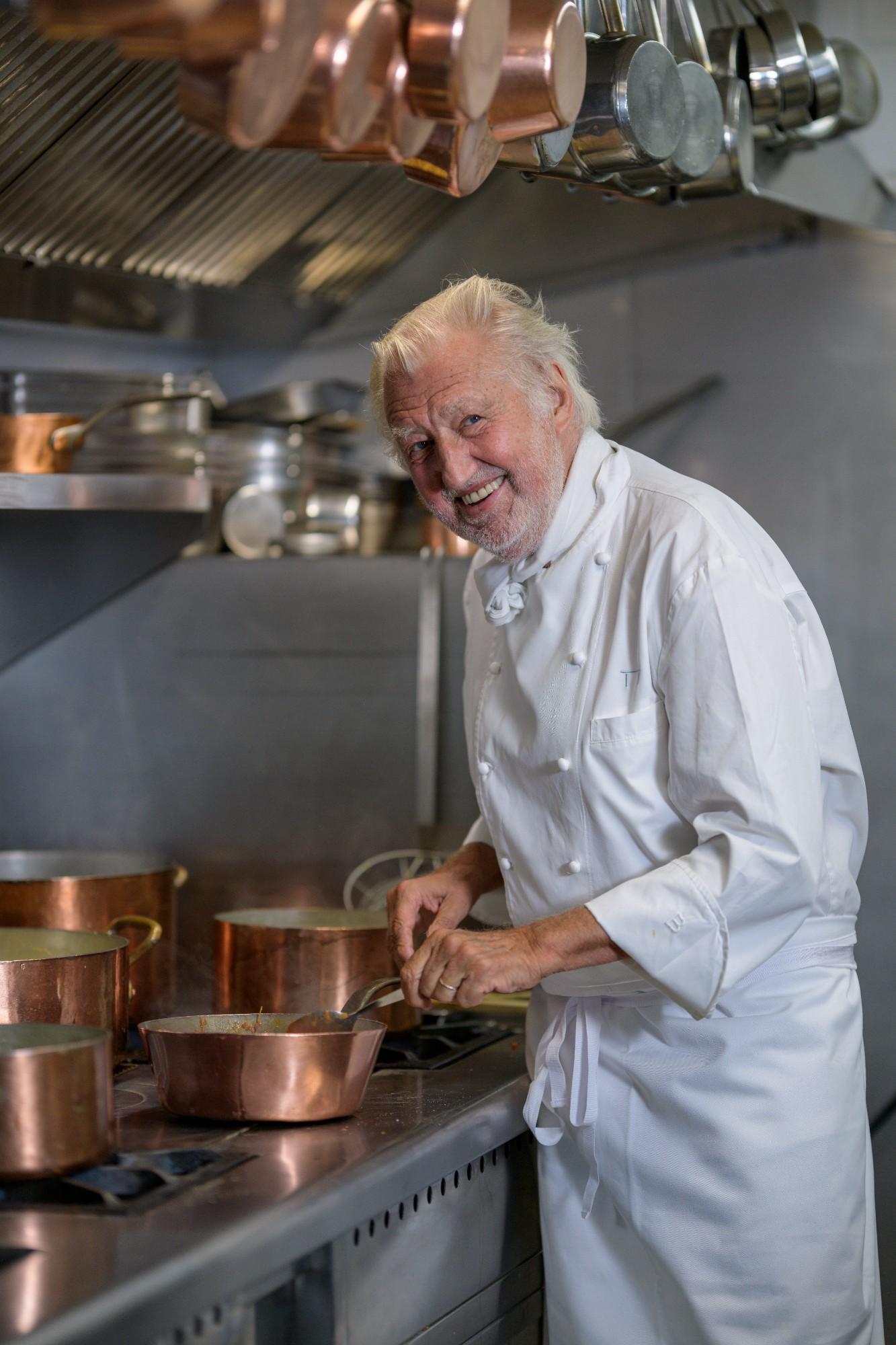 pierre-gagnaire-souriant-au-cur-de-sa-cuisine-en-cuivre.jpg